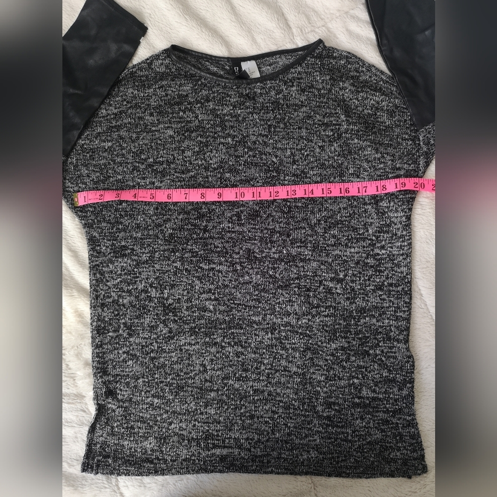 Divided sweater - Picture 10 of 11